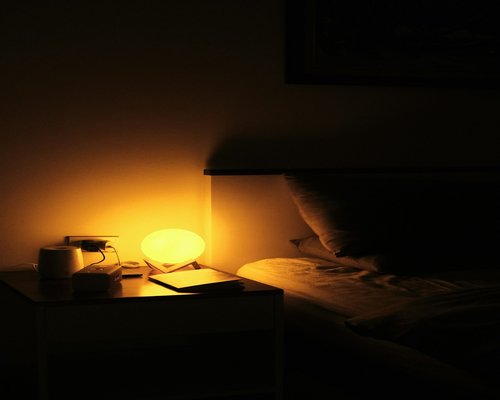 Suasana malam yang tenang dengan lampu meja kuning hangat