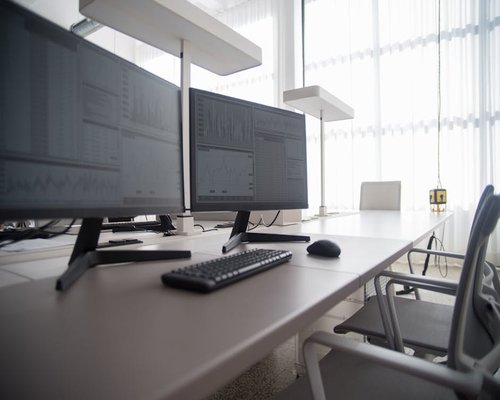 Ruang kerja bersih dengan monitor yang diposisikan ergonomis
